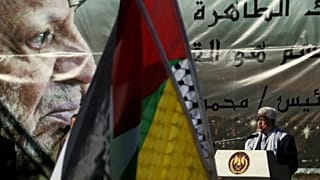 الرئيس الفلسطيني محمود عباس يلقي كلمة خلال تجمع لإحياء الذكرى الخامسة لوفاة الزعيم الفلسطيني ياسر عرفات، في مدينة رام الله بالضفة الغربية، الأربعاء 11 نوفمبر/تشرين الثاني 2009