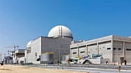 FICHEIRO - Fotografia sem data divulgada pela agência estatal WAM dos Emirados Árabes Unidos mostra a central nuclear de Barakah em construção em Abu Dhabi.