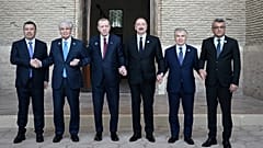 Przewodniczący państw członkowskich Organizacji Państw Tureckich trzymają się za ręce przed mauzoleum Chodży Ahmeda Jasawiego w Turkiestanie, Kazachstan, 15 maja 2026 r.