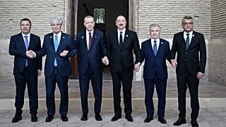 Türk Devletleri Teşkilatı üye devlet başkanları Kazakistan'ın Türkistan şehrinde bulunan Hoca Ahmed Yesevi Türbesi önünde el ele tutuştu, 15 Mayıs 2026
