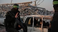 عناصر من "حماس" يفتشون عن رفات رهينة إسرائيلية في حي الزيتون بمدينة غزة، في 7 كانون الثاني/يناير 2026.