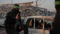 عناصر من "حماس" يفتشون عن رفات رهينة إسرائيلية في حي الزيتون بمدينة غزة، في 7 كانون الثاني/يناير 2026.