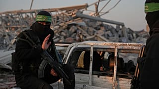 عناصر من "حماس" يفتشون عن رفات رهينة إسرائيلية في حي الزيتون بمدينة غزة، في 7 كانون الثاني/يناير 2026.