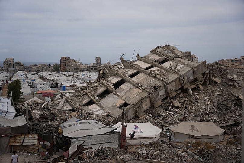 مخيم للنازحين الفلسطينيين بين أنقاض المباني المدمرة جراء الحرب على غزة، في مدينة غزة، في 15 مايو 2026.