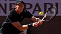 L’italiano Jannik Sinner colpisce la palla contro il russo Daniil Medvedev durante la semifinale degli Internazionali d’Italia di tennis a Roma, sabato 16 maggio 2026.