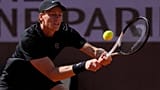 L’italiano Jannik Sinner colpisce la palla contro il russo Daniil Medvedev durante la semifinale degli Internazionali d’Italia di tennis a Roma, sabato 16 maggio 2026.