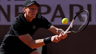L’italiano Jannik Sinner colpisce la palla contro il russo Daniil Medvedev durante la semifinale degli Internazionali d’Italia di tennis a Roma, sabato 16 maggio 2026.