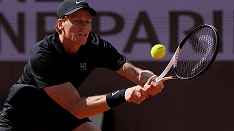 L’italiano Jannik Sinner colpisce la palla contro il russo Daniil Medvedev durante la semifinale degli Internazionali d’Italia di tennis a Roma, sabato 16 maggio 2026.