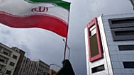 امرأة تحمل العلم الإيراني خلال حملة مؤيدة للحكومة في وسط مدينة طهران، إيران، الأحد 17 مايو 2026. (صورة AP/وحيد سليمي)