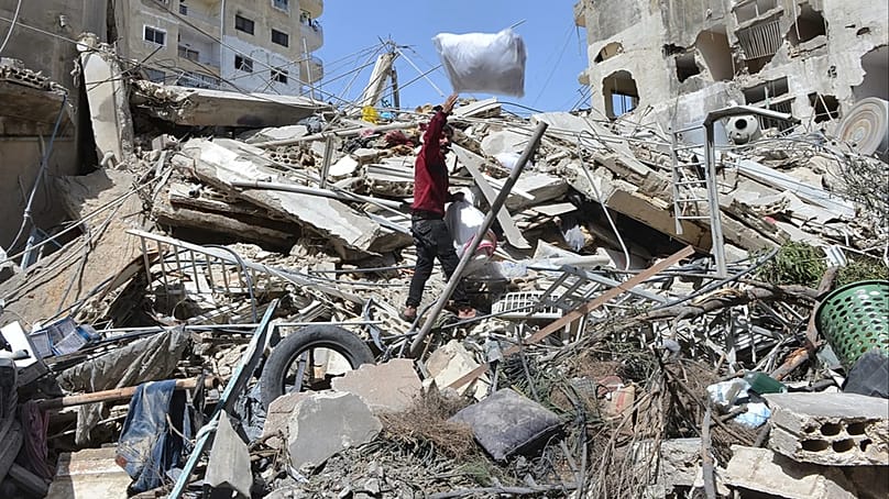 Ein Mann auf den Trümmern eines bei einem israelischen Luftangriff zerstörten Gebäudes in der südlichen Ortschaft Maarakeh, Libanon, Sonntag, 17. Mai 2026