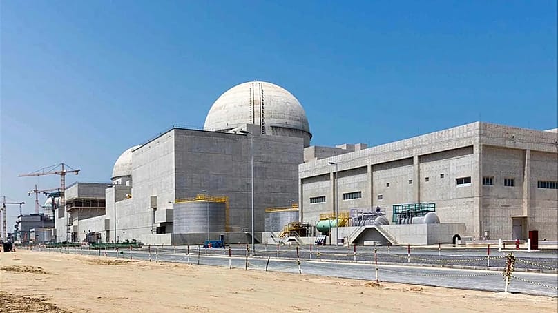 DATEI - Dieses undatierte Foto, das von der staatlichen Nachrichtenagentur WAM veröffentlicht wurde, zeigt das im Bau befindliche Kernkraftwerk Barakah in Abu Dhabi