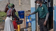 Lavado de manos frente a un hospital de Bunia el 17 de mayo