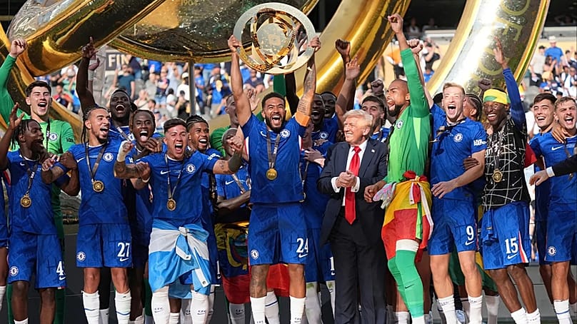 Chelseas Reece James hebt den Pokal nach dem Finale der FIFA Klub-Weltmeisterschaft zwischen Chelsea und PSG im MetLife Stadium in East Rutherford, NJ, Sonntag, 13. Juli 2025