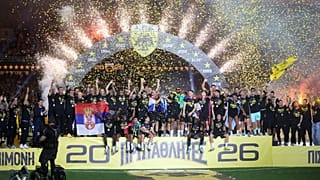 Οι παίκτες της ΑΕΚ πανηγυρίζουν την κατάκτηση του πρωταθλήματος, κατά τη διάρκεια της τελετής απονομής μετά τη λήξη του αγώνα ΑΕΚ – Ολυμπιακός
