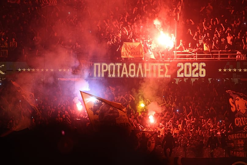 Φίλαθλοι της ΑΕΚ πανηγυρίζουν την κατάκτηση του πρωταθλήματος, μετά τη λήξη του αγώνα ΑΕΚ – Ολυμπιακός, για την 6η αγωνιστική των playoff