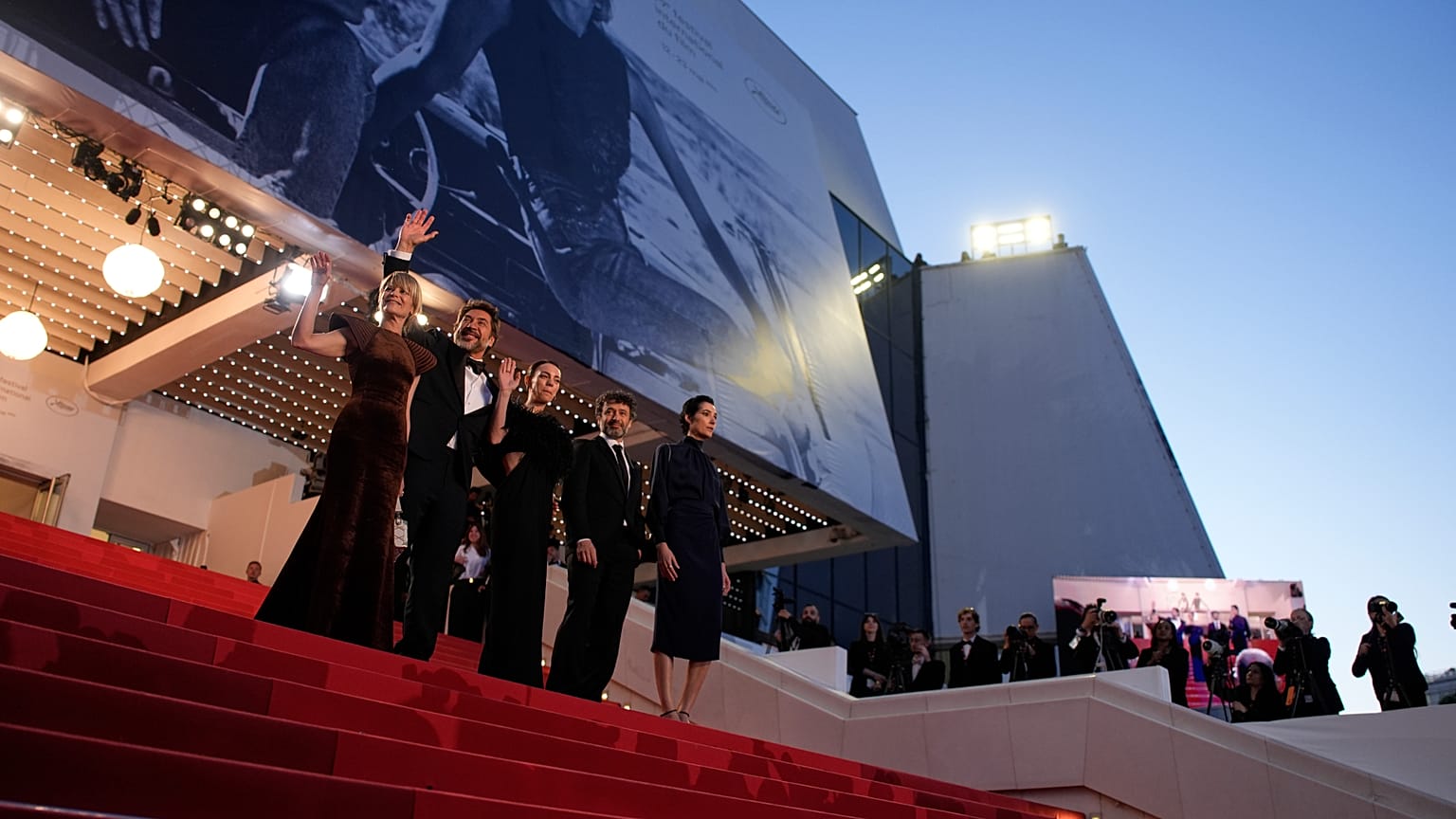 Marina Foïs, Javier Bardem, Victoria Luengo, Rodrigo Sorogoyen et Isabel Peña à la première du film L'Être aimé" lors du 79e Festival de Cannes, le samedi 16 mai 2026