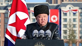 El líder norcoreano Kim Jong-un pronuncia un discurso durante la ceremonia de finalización de una nueva calle en Pyongyang, 15 de febrero de 2026.