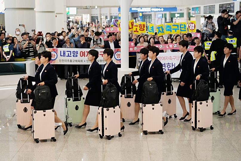 Miembros del equipo de fútbol femenino de Corea del Norte Naegohyang llegan al aeropuerto internacional de Incheon, Seúl, 17 de mayo de 2026. 