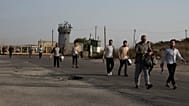 صورة أرشيفية - إطلاق سراح رجال فلسطينيين من سجن عوفر الإسرائيلي قرب مدينة رام الله في الضفة الغربية، 4 يوليو/تموز 2024. (صورة من وكالة أسوشيتد برس/مايا أليروزو، أرشيفية)