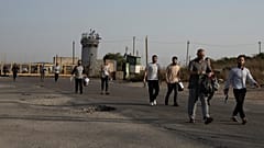 صورة أرشيفية - إطلاق سراح رجال فلسطينيين من سجن عوفر الإسرائيلي قرب مدينة رام الله في الضفة الغربية، 4 يوليو/تموز 2024. (صورة من وكالة أسوشيتد برس/مايا أليروزو، أرشيفية)