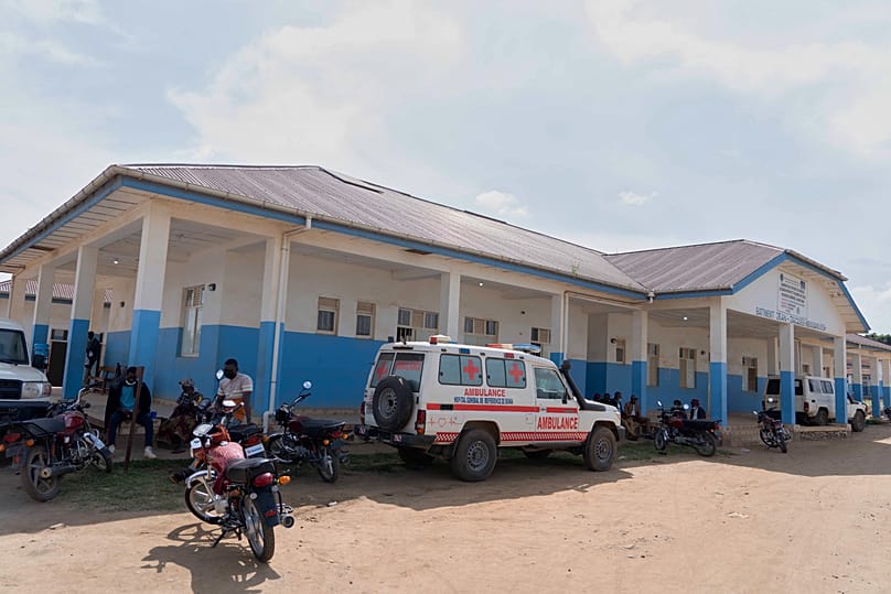 Des personnes attendent près d'une ambulance devant un hôpital de Bunia, au Congo, le dimanche 17 mai 2026. 