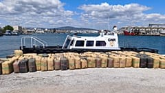 GNR apreende cerca 4 toneladas de resina de cannabis (vulgarmente designada por haxixe) e três embarcações na Ria Formosa, no concelho de Faro. 