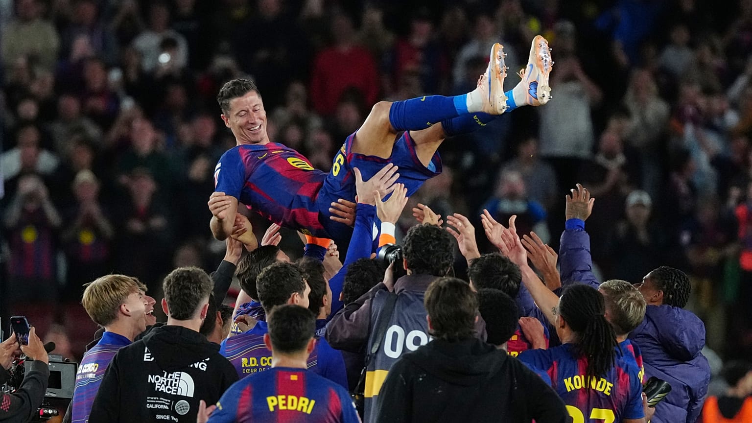 Robert Lewandowski z Barcelony zostaje podrzucony w powietrze przez swoich kolegów z drużyny po ostatnim meczu klubu na zakończenie meczu hiszpańskiej La Liga 17.05.2026r.