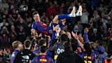 Robert Lewandowski z Barcelony zostaje podrzucony w powietrze przez swoich kolegów z drużyny po ostatnim meczu klubu na zakończenie meczu hiszpańskiej La Liga 17.05.2026r.