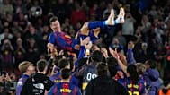 Robert Lewandowski z Barcelony zostaje podrzucony w powietrze przez swoich kolegów z drużyny po ostatnim meczu klubu na zakończenie meczu hiszpańskiej La Liga 17.05.2026r.