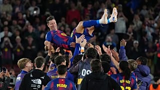 Robert Lewandowski z Barcelony zostaje podrzucony w powietrze przez swoich kolegów z drużyny po ostatnim meczu klubu na zakończenie meczu hiszpańskiej La Liga 17.05.2026r.