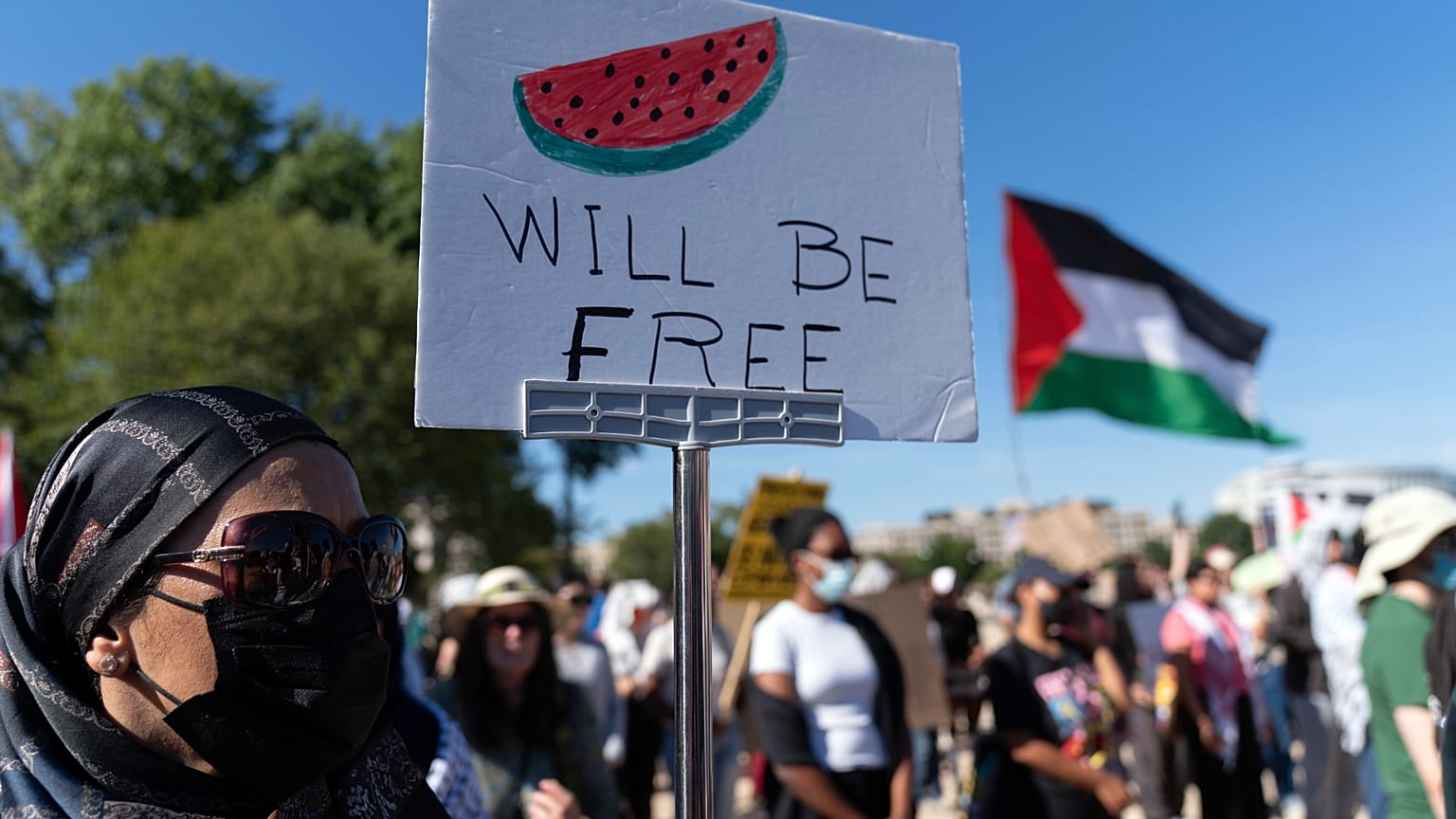 تظاهر محتجون خلال مظاهرة مؤيدة للفلسطينيين في ساحة ناشونال مول بالقرب من مبنى الكابيتول، يوم السبت 4 أكتوبر/تشرين الأول 2025، في واشنطن. (صورة من وكالة أسوشيتد برس/خوسيه لويس 