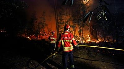 Bombeiros trabalham para extinguir um incêndio nos arredores de Sever do Vouga, Portugal, 18 de setembro de 2024