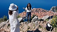 Turisti scattano foto su una collina che domina il centro storico di Dubrovnik, in Croazia, lunedì 27 aprile 2026.