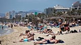 Turistas apanham sol na praia da ilha espanhola de Maiorca, nas Ilhas Baleares, na segunda-feira, 7 de junho de 2021.