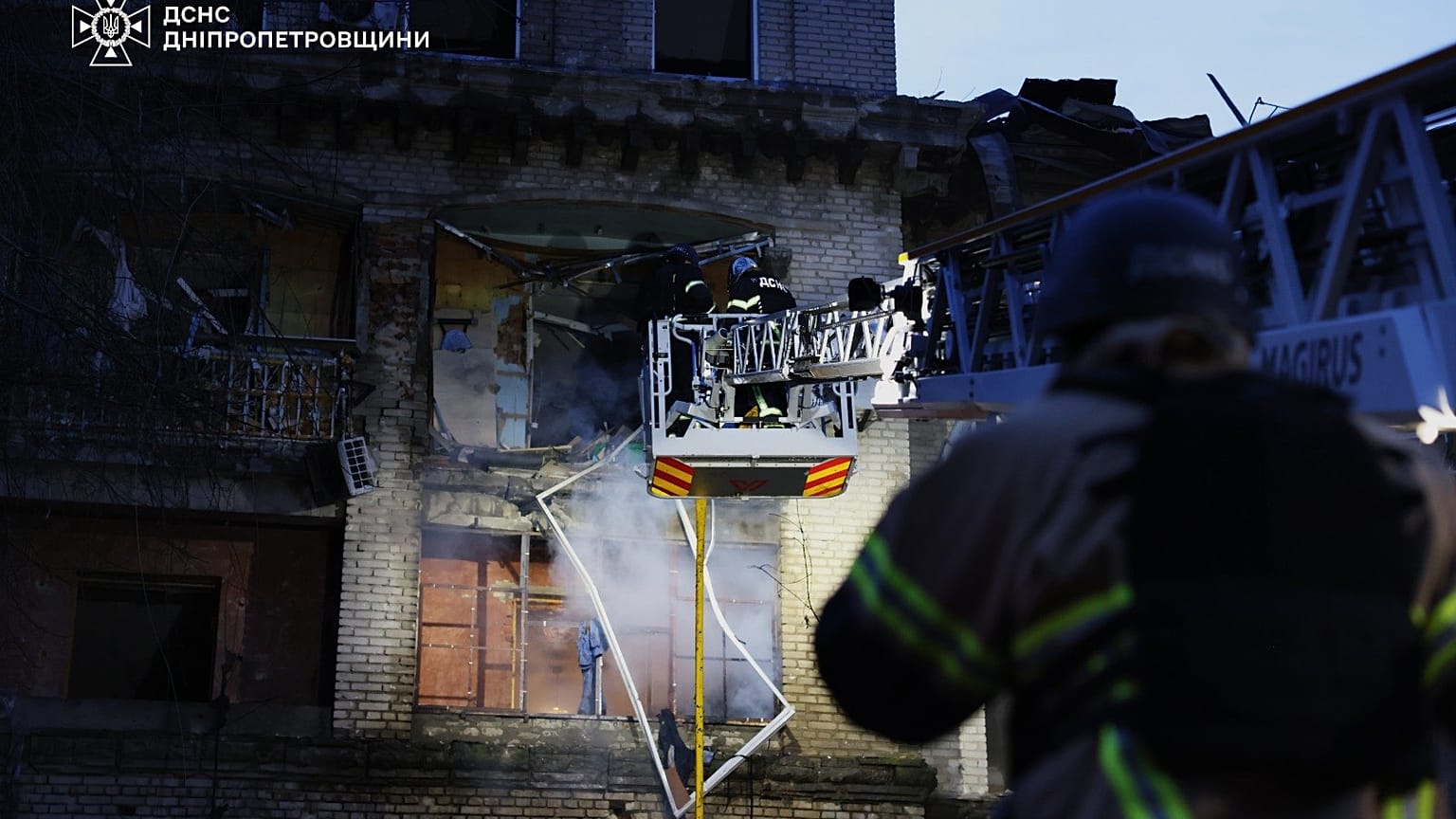 Ukrainian Emergency Services - Il 18 maggio 2026, i soccorritori hanno spento un incendio divampato in un edificio residenziale danneggiato dopo un attacco russo a Dnipro