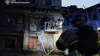 Ukrainian Emergency Services - Il 18 maggio 2026, i soccorritori hanno spento un incendio divampato in un edificio residenziale danneggiato dopo un attacco russo a Dnipro
