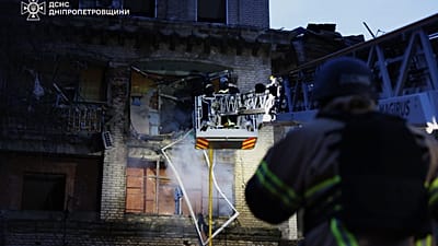 Ukrainian Emergency Services - Il 18 maggio 2026, i soccorritori hanno spento un incendio divampato in un edificio residenziale danneggiato dopo un attacco russo a Dnipro