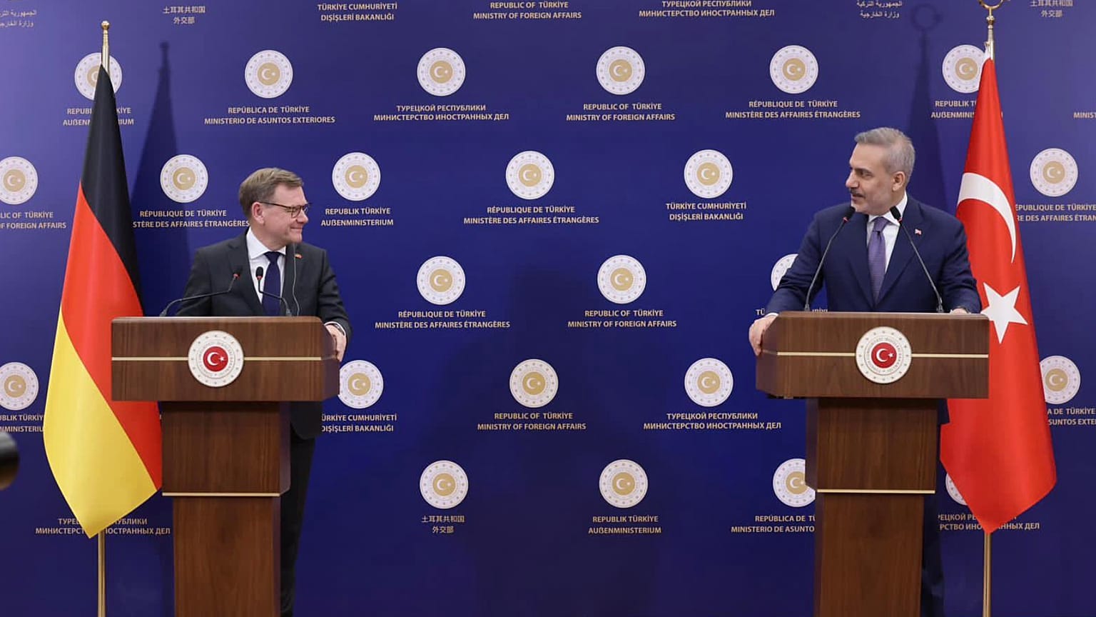Außenminister Hakan Fidan (rechts) hält eine gemeinsame Pressekonferenz mit seinem deutschen Amtskollegen Außenminister Johann Wadephul in Ankara, 12. März 2026.