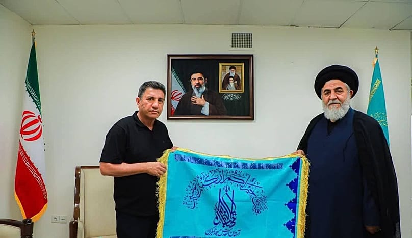امیر قلعه‌نویی، سرمربی تیم ملی فوتبال ایران، در هفته‌های اخیر به دفعات در کنار چهره‌های حکومتی و مذهبی ظاهر شده است
