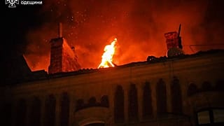 En esta foto difundida por los Servicios de Emergencia ucranianos el lunes 18 de mayo de 2026, se ve un edificio en llamas tras un ataque ruso en Odesa, Ucrania.