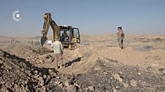 يقوم عمال باستخراج رفات بشرية من موقع الخسفة قرب مدينة الموصل شمال العراق، حيث بدأت السلطات بالتنقيب في مقبرة جماعية يُعتقد أنها تضم ​​آلاف الضحايا من تنظيم الدولة الإسلامية (