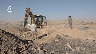يقوم عمال باستخراج رفات بشرية من موقع الخسفة قرب مدينة الموصل شمال العراق، حيث بدأت السلطات بالتنقيب في مقبرة جماعية يُعتقد أنها تضم ​​آلاف الضحايا من تنظيم الدولة الإسلامية (