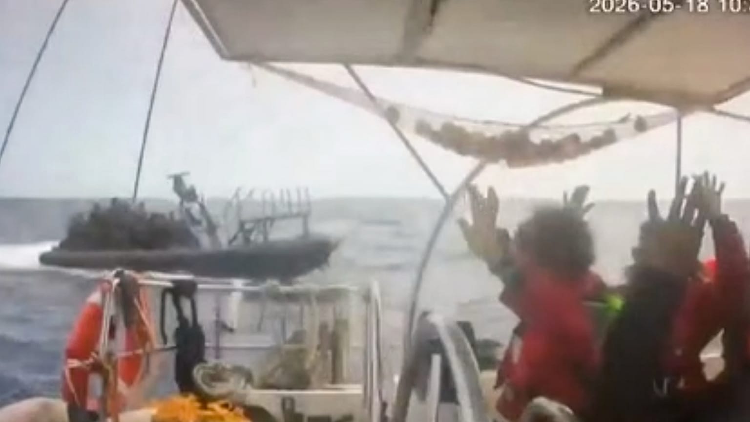 Ακτιβιστές από σκάφος του Στολίσκου για τη Γάζα με τα χέρια ψηλά ενώ πλησιάζει φουσκωτό με Ισραηλινούς στρατιώτες