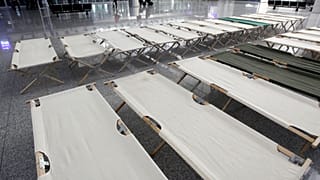Bundesinnenminister Dobrindt plant einem Bericht zufolge bis 2029 die Anschaffung von 110.000 Feldbetten (Symbolbild).