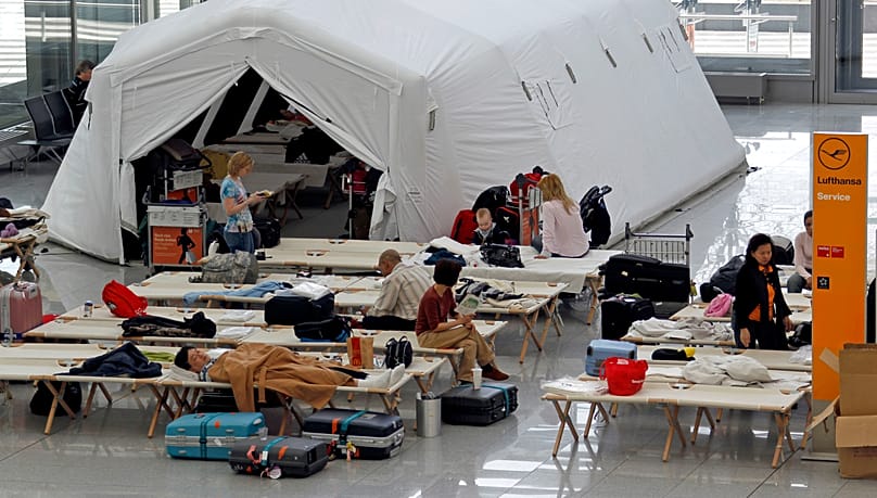 Wegen der Vulkan-Aschewolke aus Island wurden 2010 in einem stillgelegten Terminal 100 Feldbetten aufgestellt.