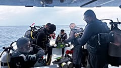 Αυτή η εικόνα που δόθηκε στη δημοσιότητα από το Τμήμα Μέσων Ενημέρωσης του Προέδρου των Μαλδίβων, δείχνει δύτες να προετοιμάζονται για την αναζήτηση των τεσσάρων αγνοούμενων Ιταλών δυτών κοντά στο νησί Alimathaa, στην ατόλη Vaavu, Μαλδίβες.