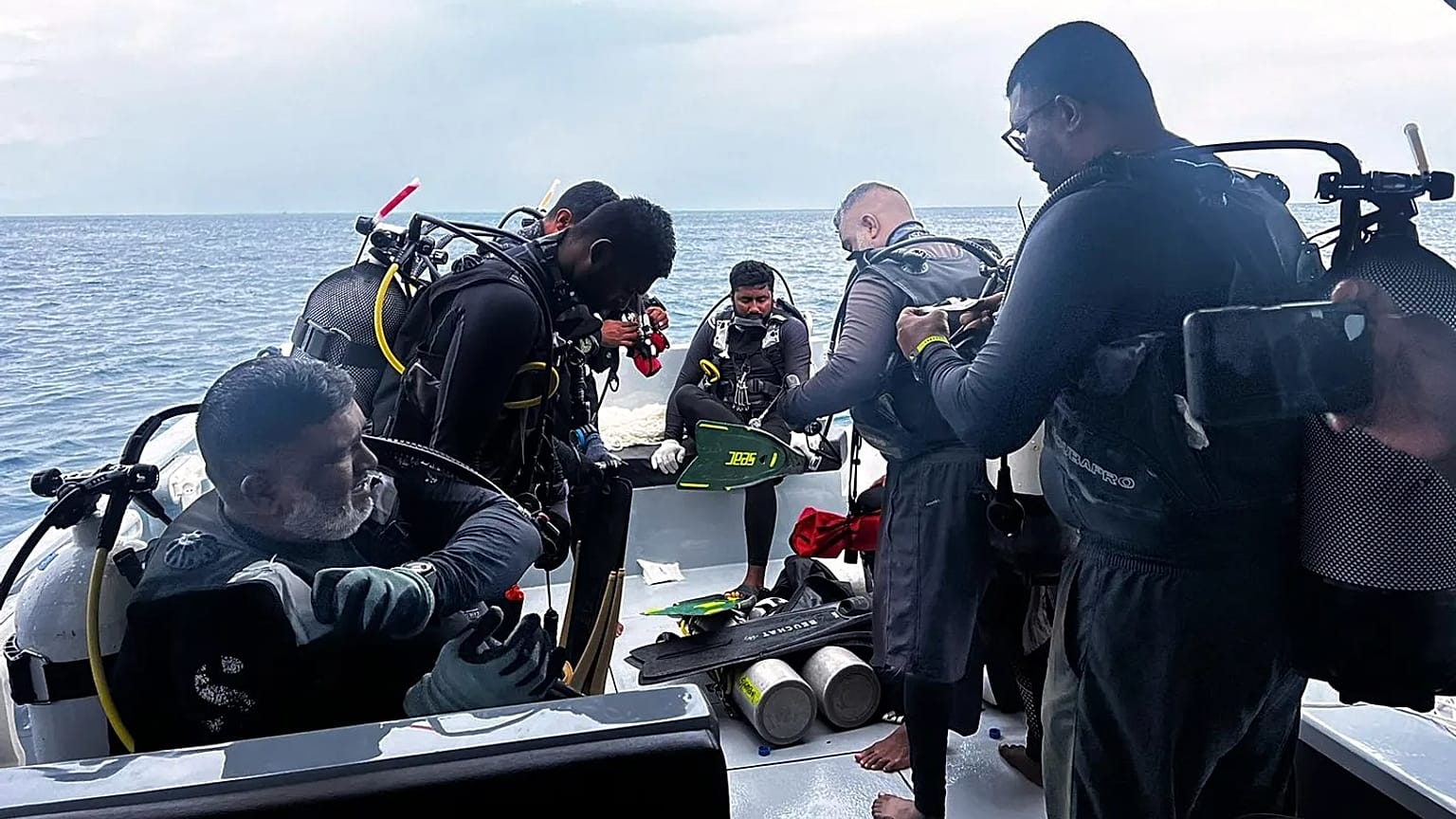Divers preparing to search for the four missing Italian divers near Alimathaa Island, 15 May, 2026