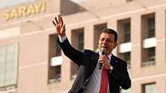 Ekrem İmamoğlu, Çağlayan'daki adalet sarayı önünde görüntüleniyor (Arşiv)