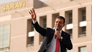Ekrem İmamoğlu, Çağlayan'daki adalet sarayı önünde görüntüleniyor (Arşiv)