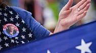 Eine Person trägt einen Donald-Trump-Anstecker beim Gebetstreffen „Rededicate 250“ auf der National Mall in Washington am Sonntag, den 17. Mai 2026.